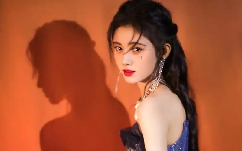 鞠婧祎抹胸纱裙甜美高清桌面壁纸