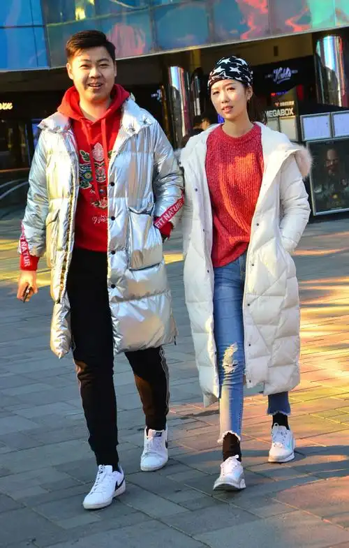 时尚之地的三里屯,在稀稀攘攘的人流中有不少的情侣在逛街.