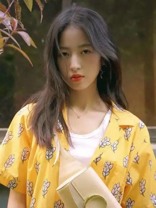 娱乐圈现在的女神可以说是越来越多,但周雨彤的长相还是很容易辨认的