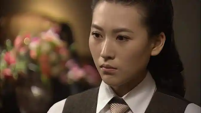 飞哥大英雄:美女军官心系梁飞!眼神满满都是爱意,梁飞好福气!