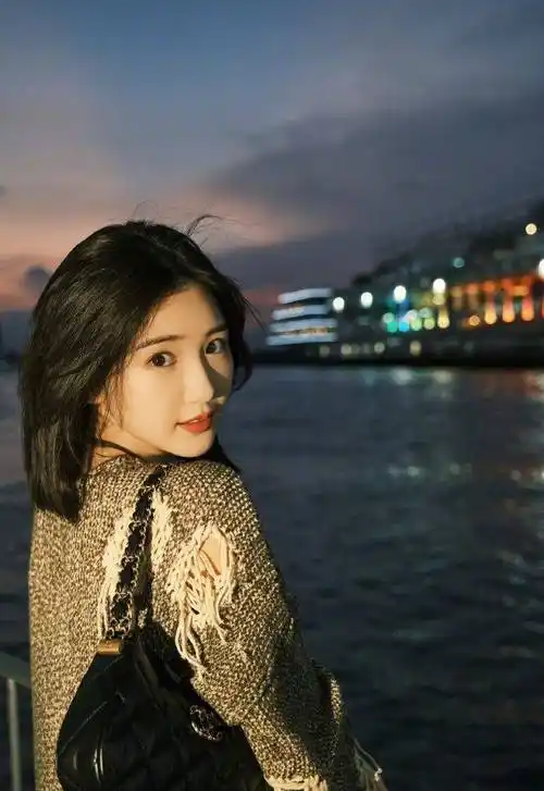 毛晓彤买甜品被偶遇,衣衫褴褛大腿粗壮,脸大变样但是侧颜很惊艳_照片