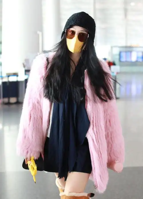 范冰冰1月19日走机场冬天穿裙子短到大腿根外搭皮草超贵气