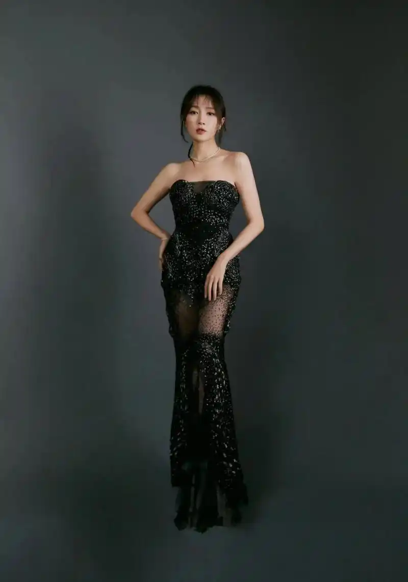 孟佳黑薄纱抹胸礼服,优雅浪漫好性感!