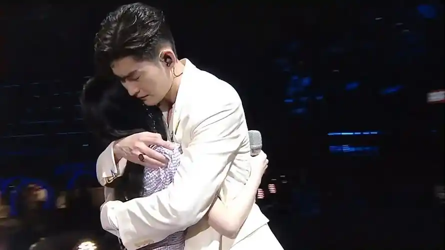 俊男靓女风张翰鞠婧祎上演温柔拥抱摸头杀太能磕了丨618