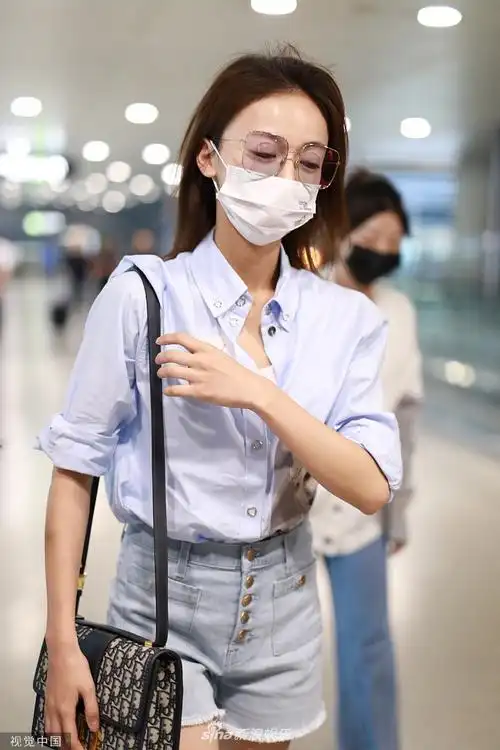 2019年6月17日,上海,吴谨言现身上海虹桥机场.