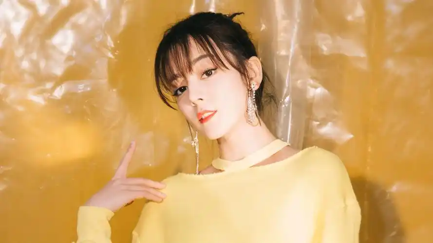 迪丽热巴鹅黄色毛衣好看的电脑桌面壁纸