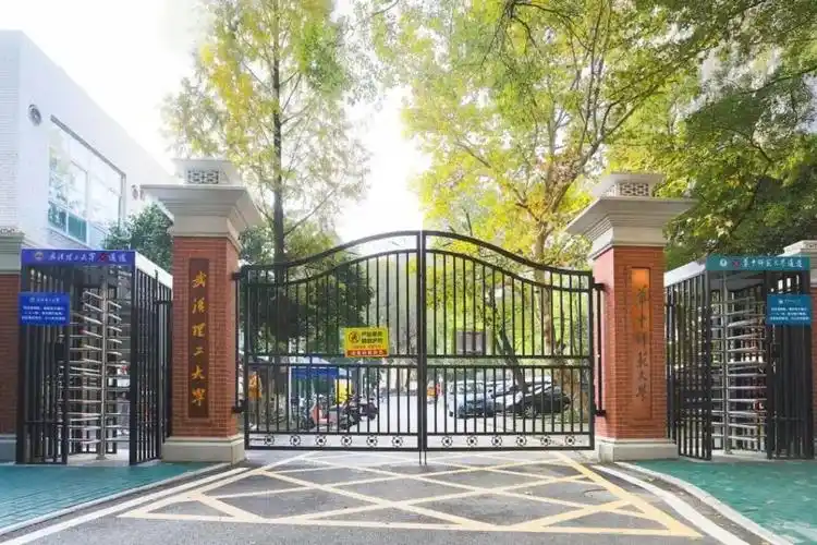 两校名牌挂于同一大门两侧,"一门两用,各行其道",师生可通过刷脸或刷