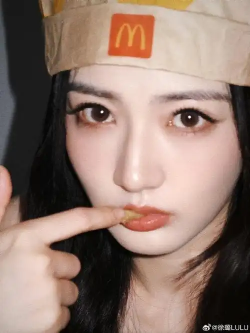 徐璐九宫格怼脸照#徐璐今日份怼脸自拍送达俏皮可爱的璐璐啊,怼僚拍