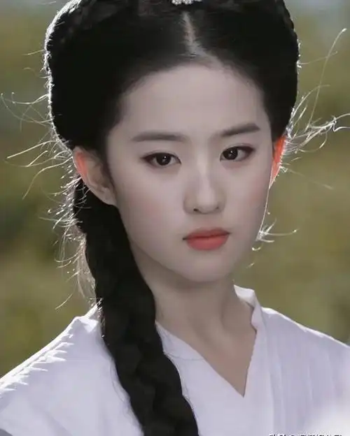 刘亦菲到底算不算中国第一美女看看她和范冰冰的合照你就有答案