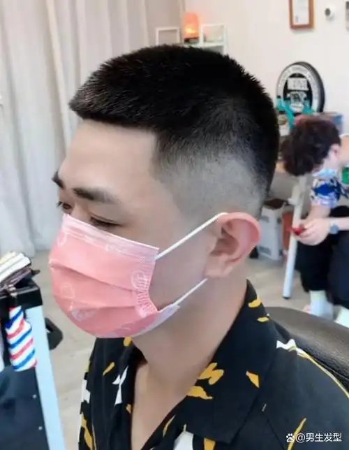 男生的发型,虽然有些是比较百搭的,但是如果能够根据自己的脸型和发质