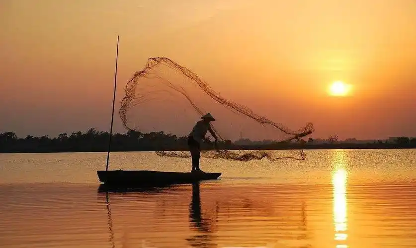 展开全部 给你两张黄昏撒网捕鱼的图片