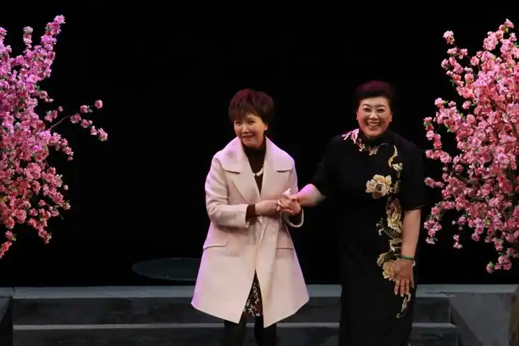 著名沪剧表演艺术家茅善玉与主演沈惠琴谢幕后上台与观众见面