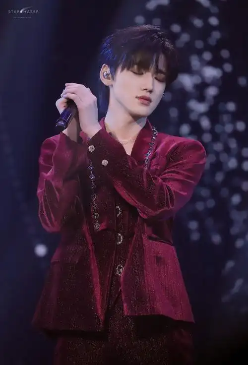 去年今日 宋亚轩冷风吹舞台直拍 宋亚轩红丝绒西装造型