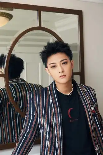 恭喜黄子韬获亚洲影响力最佳男歌手和榜中榜全能艺人两项大奖!