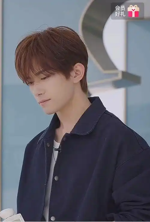 易烊千玺今天阿那亚活动金发好漂亮