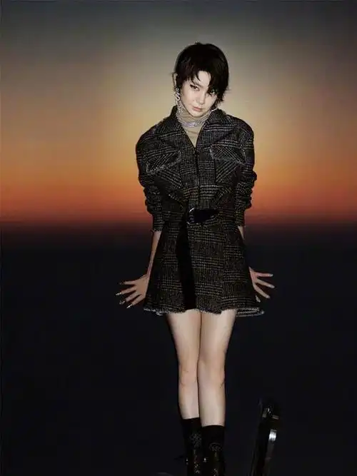 戚薇最新时尚杂志封面,换多套造型表现力超强,新发型太加分