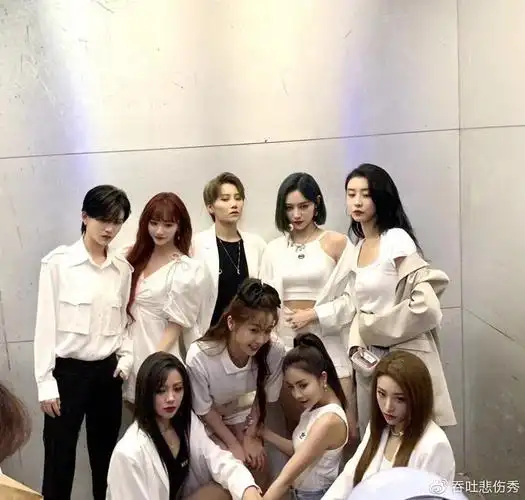 the9成团首次合体营业全员白色造型亮相刘雨昕稳站c位
