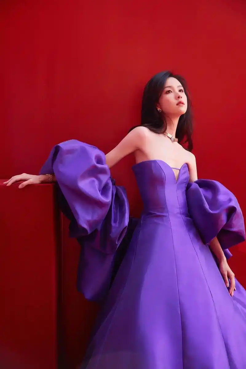 陈都灵 现身#北京电影节开幕式 一袭紫色抹胸礼服与金色配饰 - 抖音