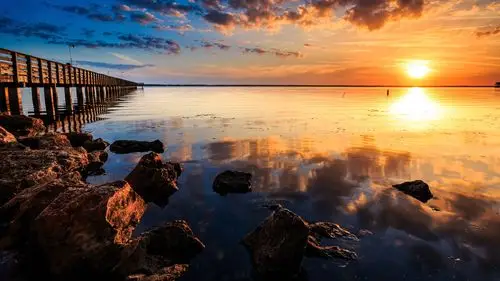海岸的日落景观,大海,码头,木桥,岩石,红色的天空 iphone 壁纸