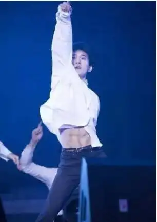 易烊千玺表演意外露腹肌人鱼线 网友:千玺长大了