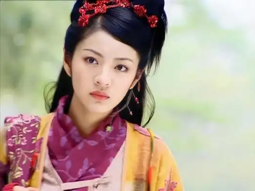 安以轩在《仙剑奇侠传》(上图)和《独孤天下》(下图)中饰演林月如