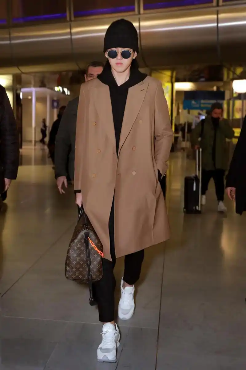 吴亦凡再现qq秀造型,老爷头配风骚衬衫,网友:迷之时尚啊!