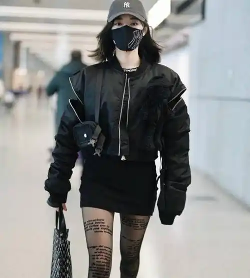 这种带字母的黑色袜子勾勒出许佳琪细细可爱的牙齿.