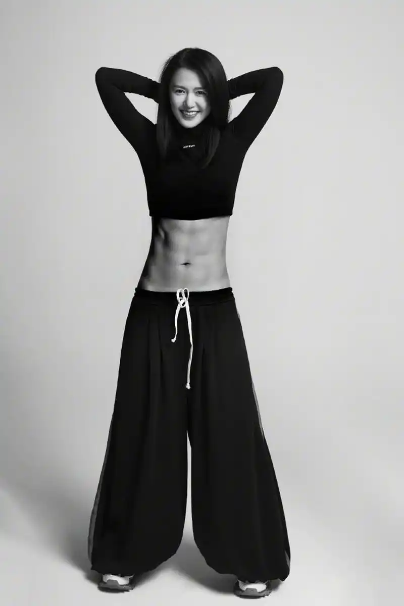 八块腹肌!谭维维穿紧身短上衣露纤腰大秀好身材