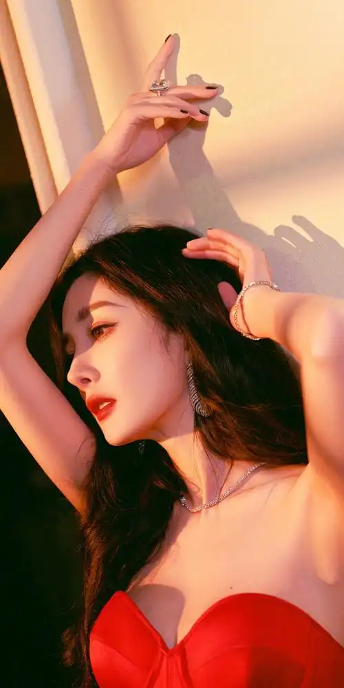 杨幂壁纸精选:红色优雅迷人!