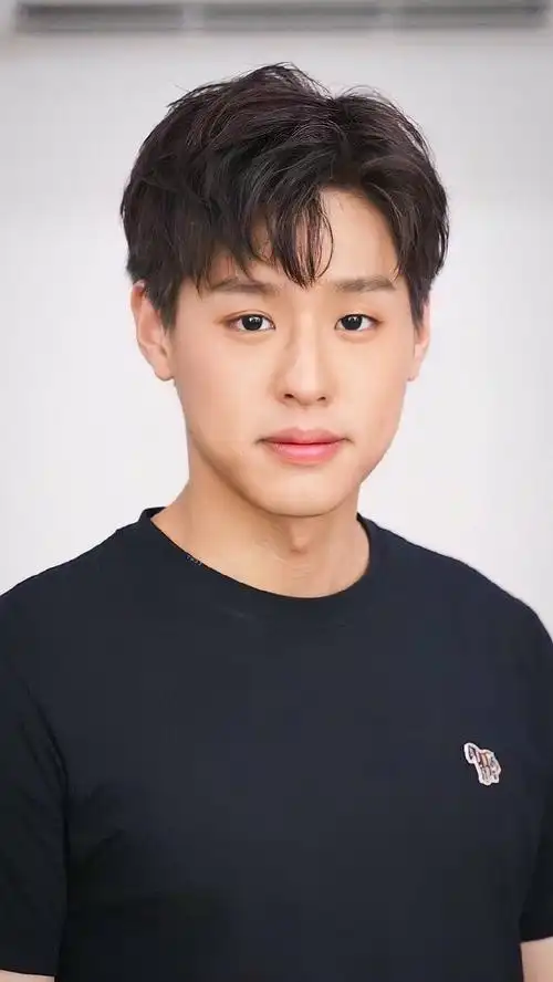 不需要滤镜也是正脸帅哥来了(觉得好看与否是你的自由,但审美是主观的