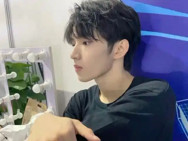 组图:刘耀文晒生图赞张真源摄影技术 晒优越侧颜帅气无死角