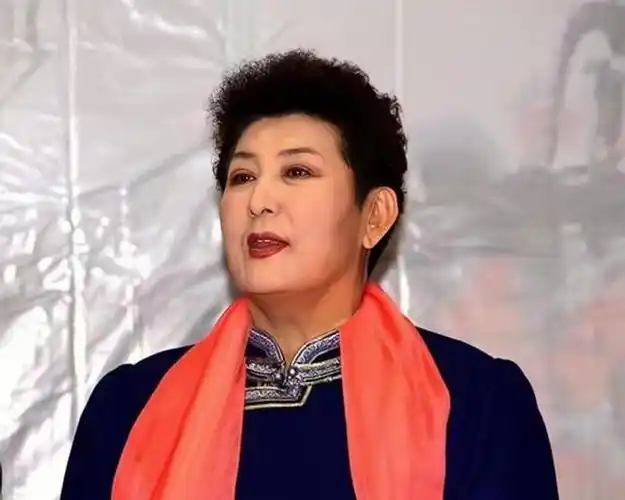 德德玛:38岁带儿子改嫁,51岁偏瘫,二婚丈夫不离不弃,她怎样了