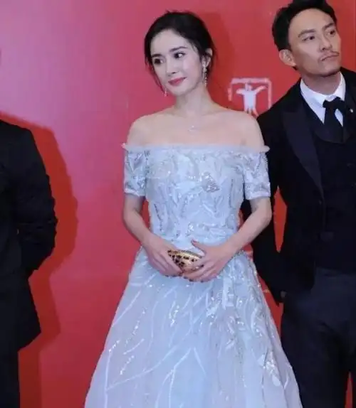 杨幂不愧有少女幂之称裹抹胸裙出席活动照样美过小姑娘