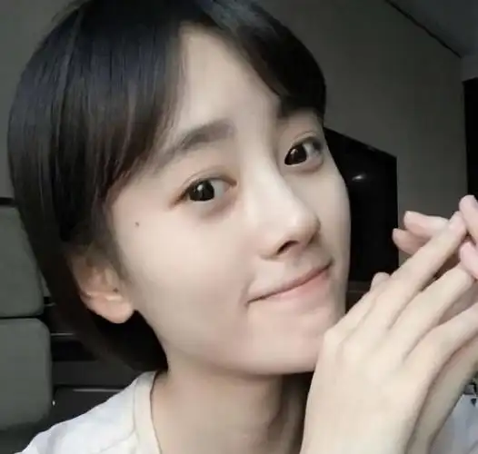 女明星素颜照:镜头下光鲜亮丽,卸妆后是否依旧天生丽质?