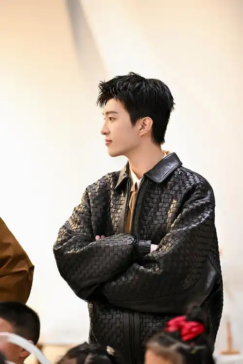 谁把范丞丞锁上了##范丞丞脖子被上锁了