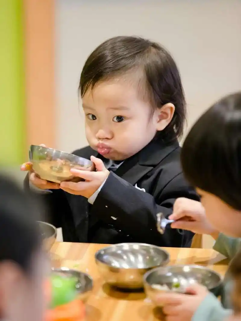 贾乃亮女儿甜馨小时候可爱,开心果,小谐星.长大了是越来越好看.