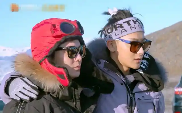 黄子韬发型太酷了,看到他扎头发的发绳后,网友:周冬雨的吗?