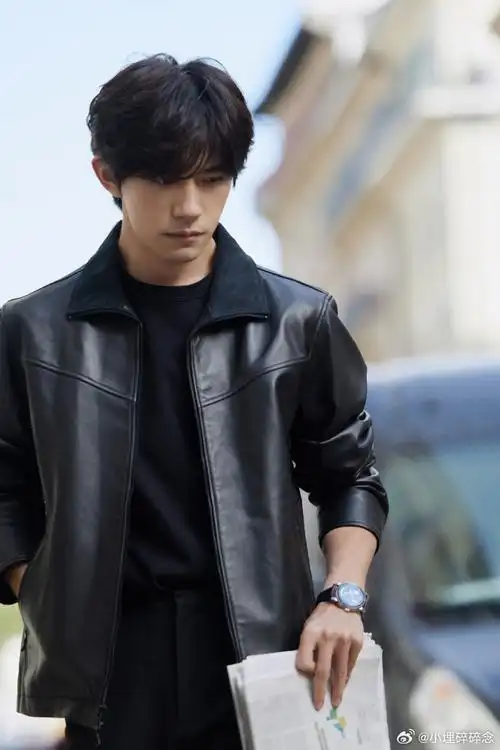 易烊千玺皮衣街拍