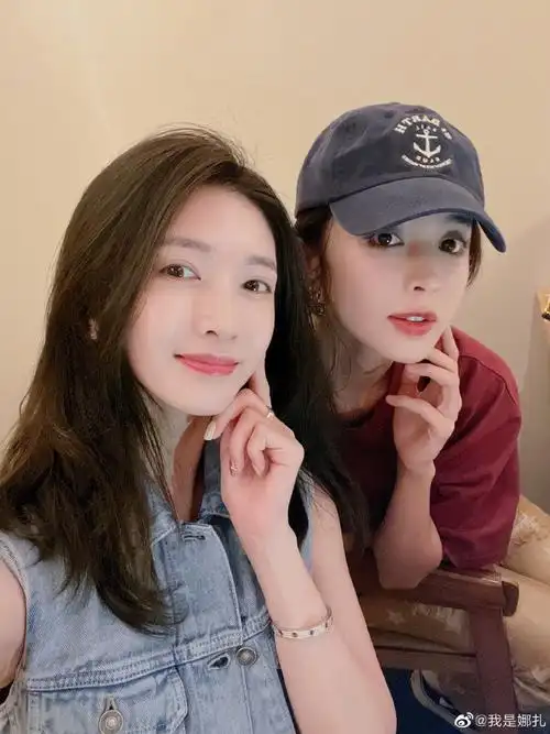 古力娜扎与江疏影合影自称朝阳区最美的人