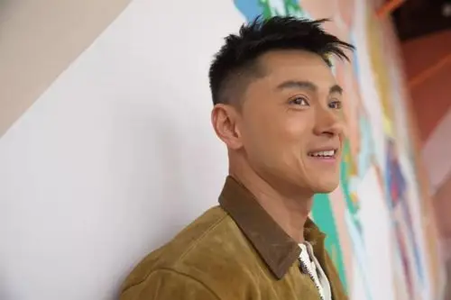 他是受力捧小生堪称是tvb绯闻绝缘体:就算抱着也不会觉得有企|黄浩然