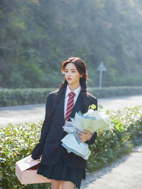 杨超越对jk制服下手秀铅笔腿太吸睛如18岁少女毫无违和感