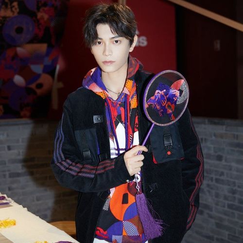 adidas阿迪达斯三叶草易烊千玺同款保暖运动休闲棉服外套潮gn5444