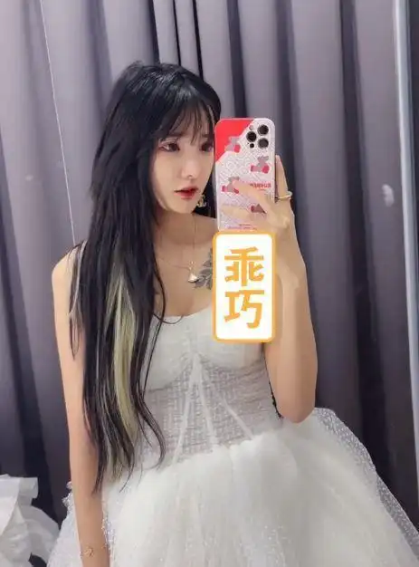 套璐璐户外穿婚纱冻得发抖,殷世航却"头都不抬",炒