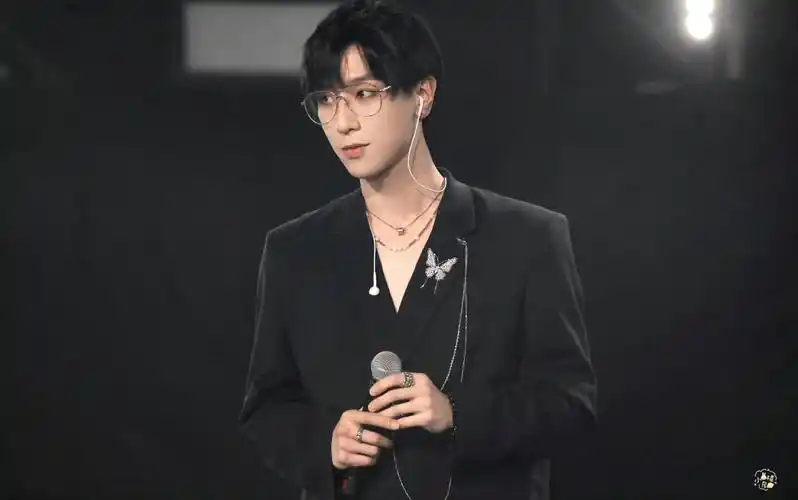 景向谁依杀疯了男明星出街这套西装直接封神还有签售时橘子味的景老师