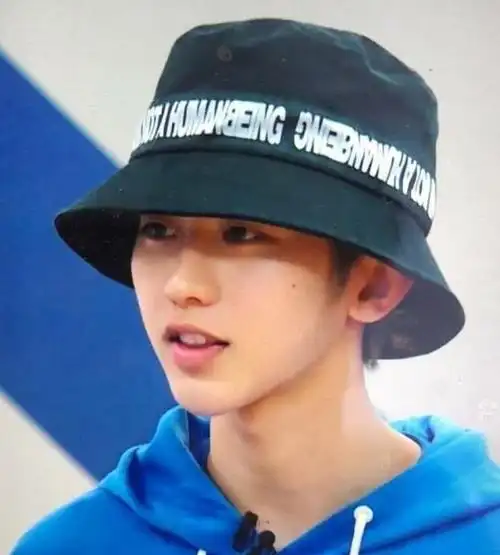 化妆蔡徐坤真的要好看太多,男孩子还是少浓妆艳抹,清清爽爽的样子就很