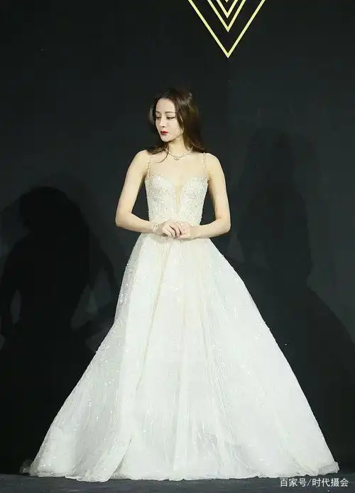 迪丽热巴亮相某盛典 穿高定礼裙白肤红唇美感十足 尽显女神魅力