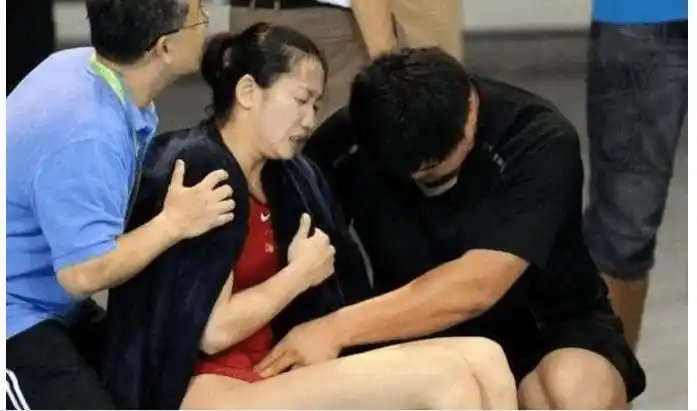 女运动员参加比赛迎来生理期跳水和游泳项目中,女运动员是最不容易的