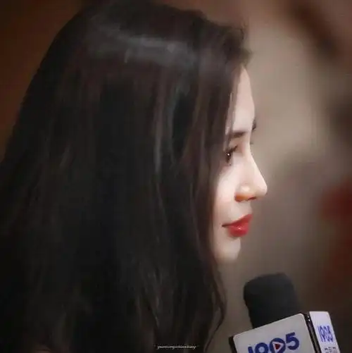 杨颖晒车内侧颜随拍#一大波侧颜来袭,谁会不爱@angelababy的侧脸呢每