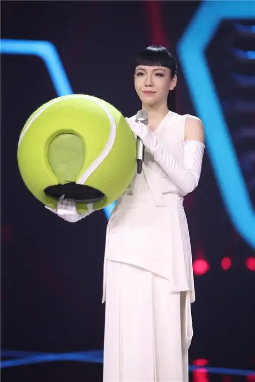 蒙面唱将全能歌手吴莫愁球儿面具展现真我