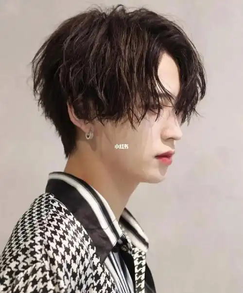 摩根碎盖简单好打理的碎盖烫发男生发型	发型